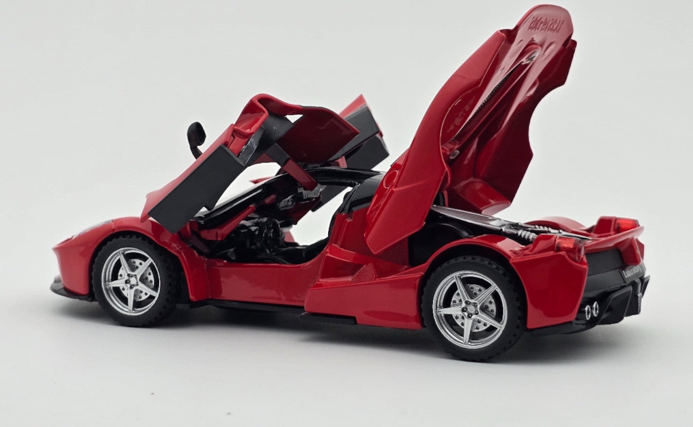 Minimotiv Ferrari LaFerrari 1:32 diecast Scale Model car collectible