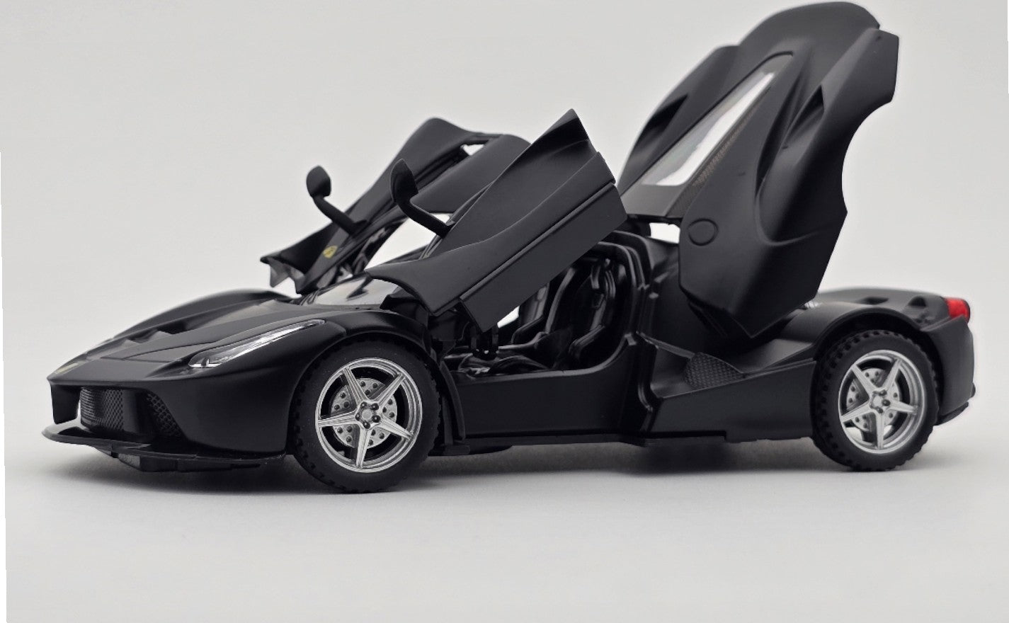 Minimotiv Ferrari LaFerrari 1:32 diecast Scale Model car collectible