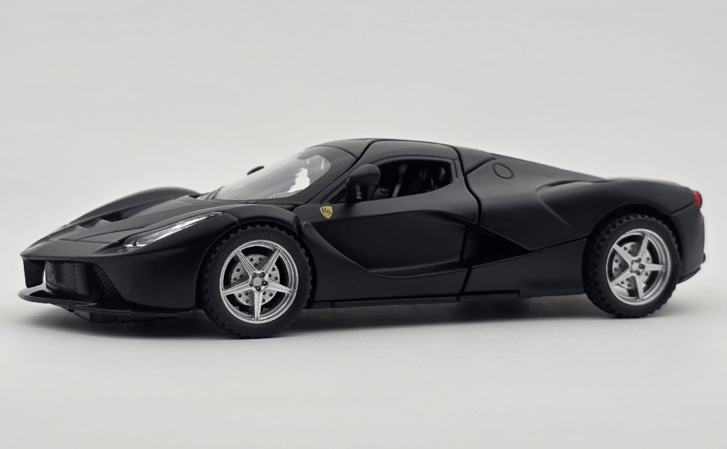 Minimotiv Ferrari LaFerrari 1:32 diecast Scale Model car collectible