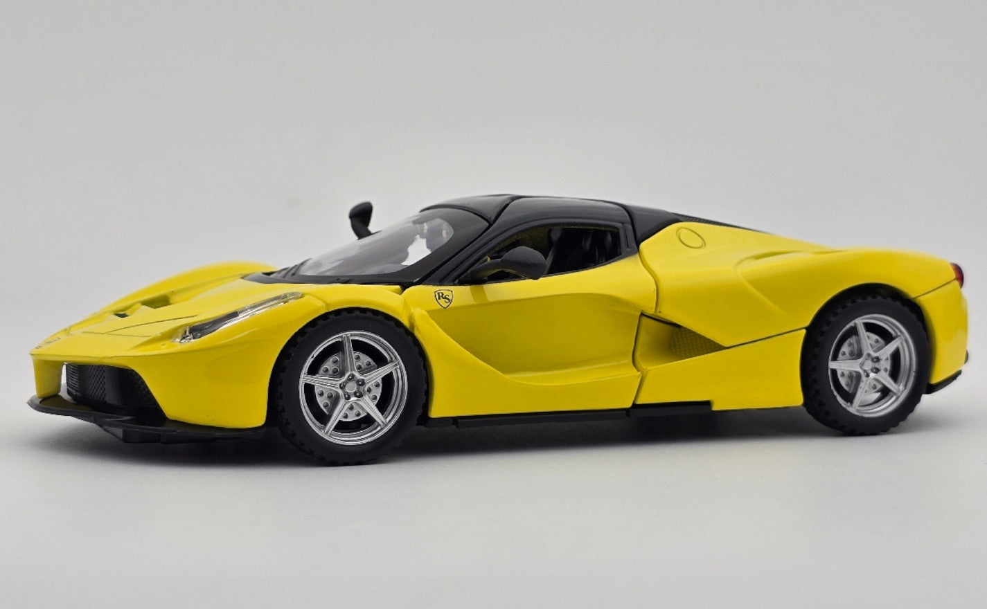 Minimotiv Ferrari LaFerrari 1:32 diecast Scale Model car collectible
