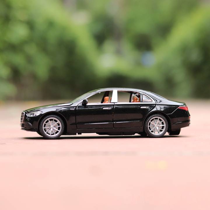 Remote Control Diecast Resembling Maybach Car with Smoke Effect | Openable Doors & Light | 1:22 Scale